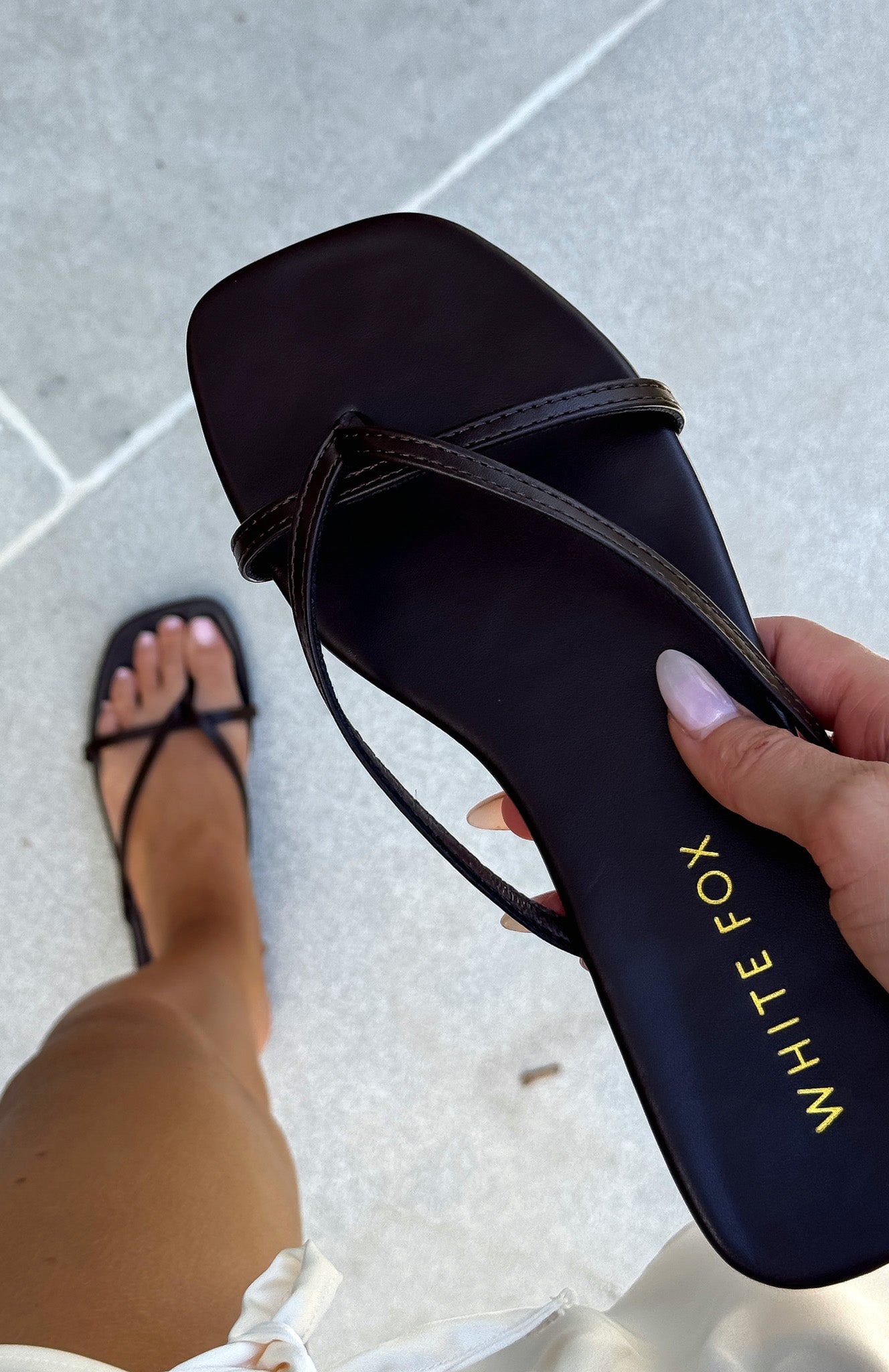 white-fox-ailani-thong-sandals-chocolate.15.10.25.02