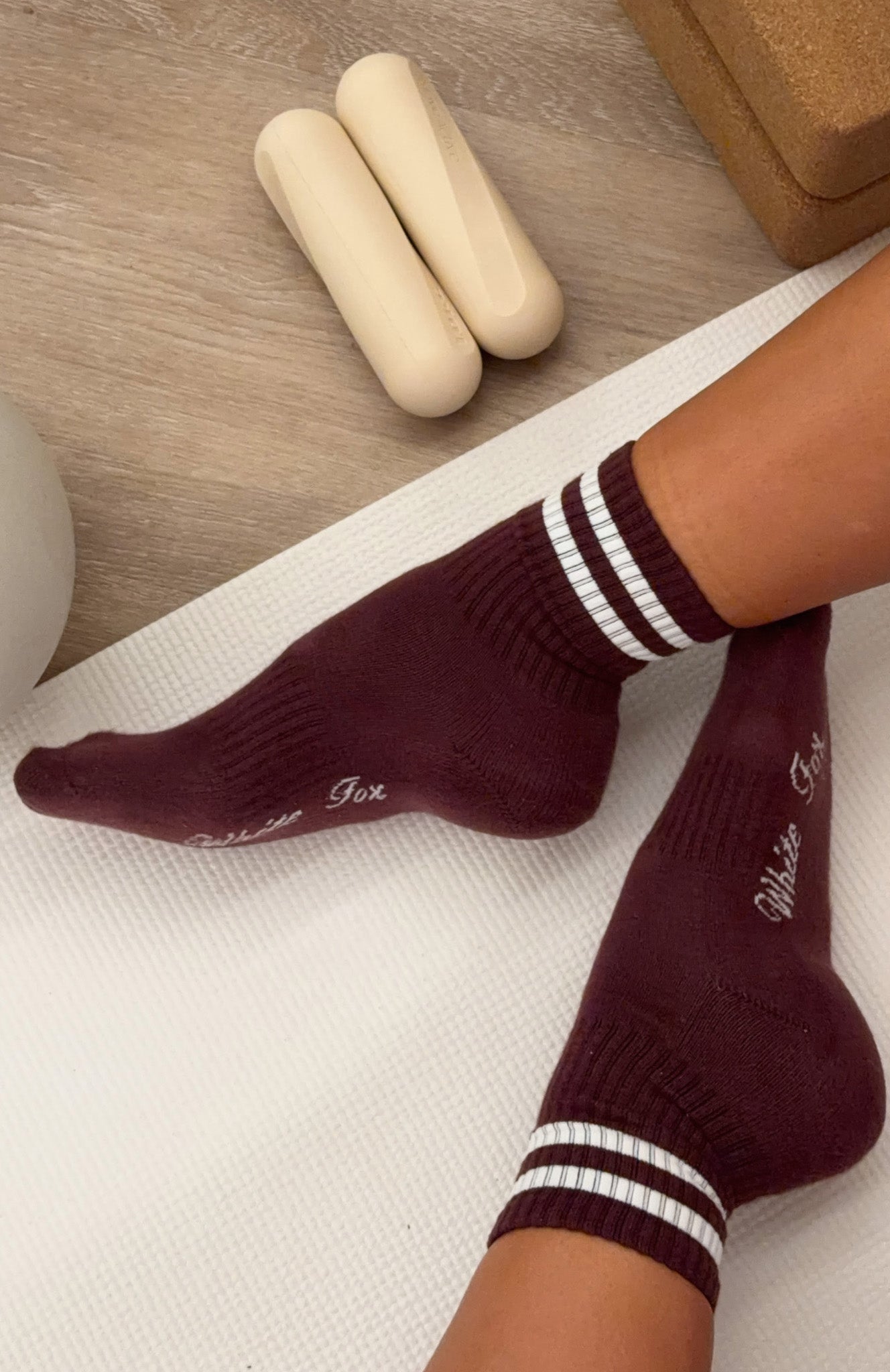 white-fox-grounded-socks-merlot-cream-red-23.1.26000003
