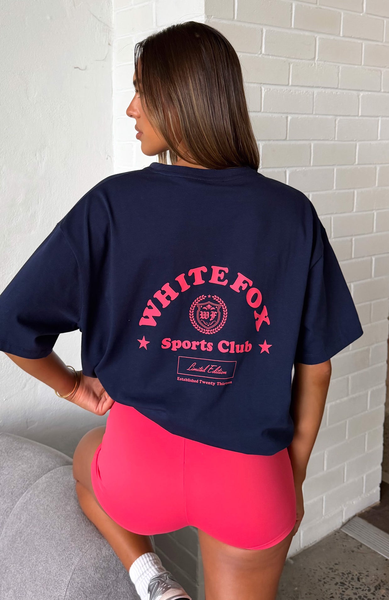 white-fox-outfit-of-the-day-oversized-tee-shots-navy13.12.26-57