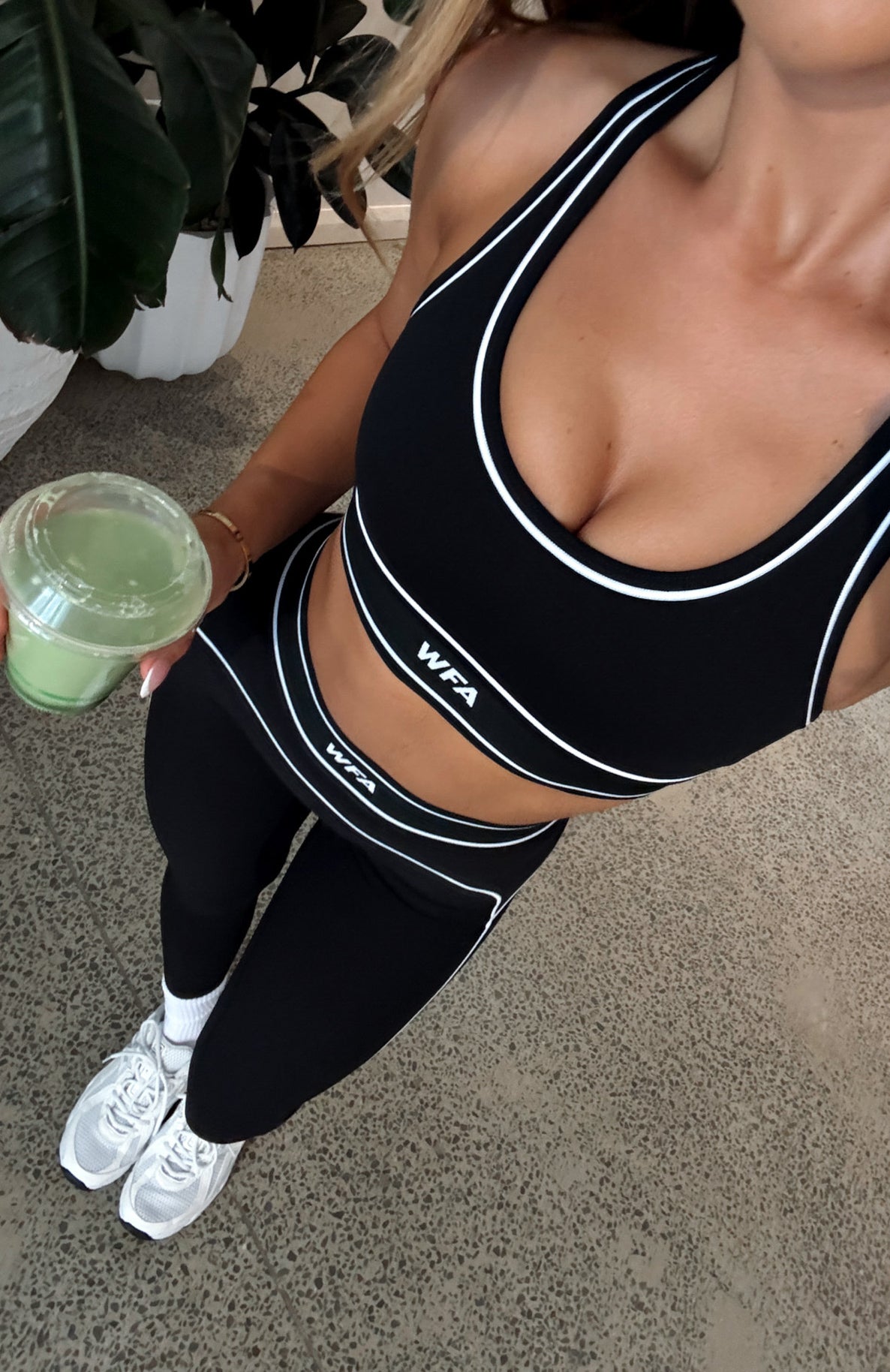 white-fox-regimen-sports-bra-black-white-adapt-bike-shorts-4_-black-white-23.12.24-04