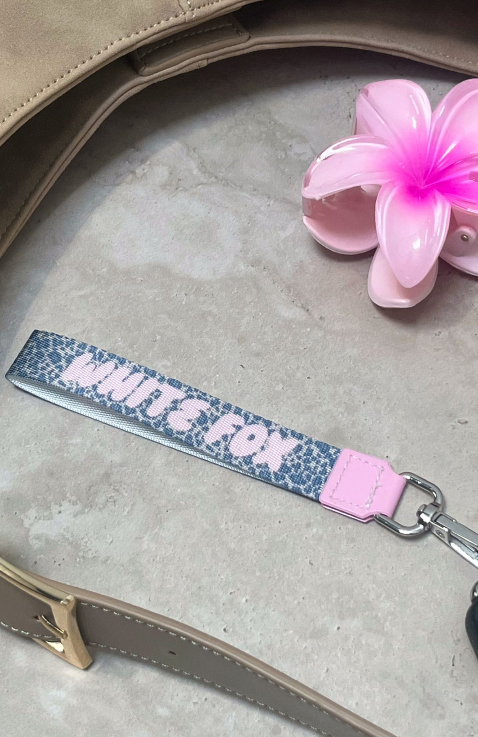 white-fox-standing-out-strap-keychain-leopard-brown-24.2.266