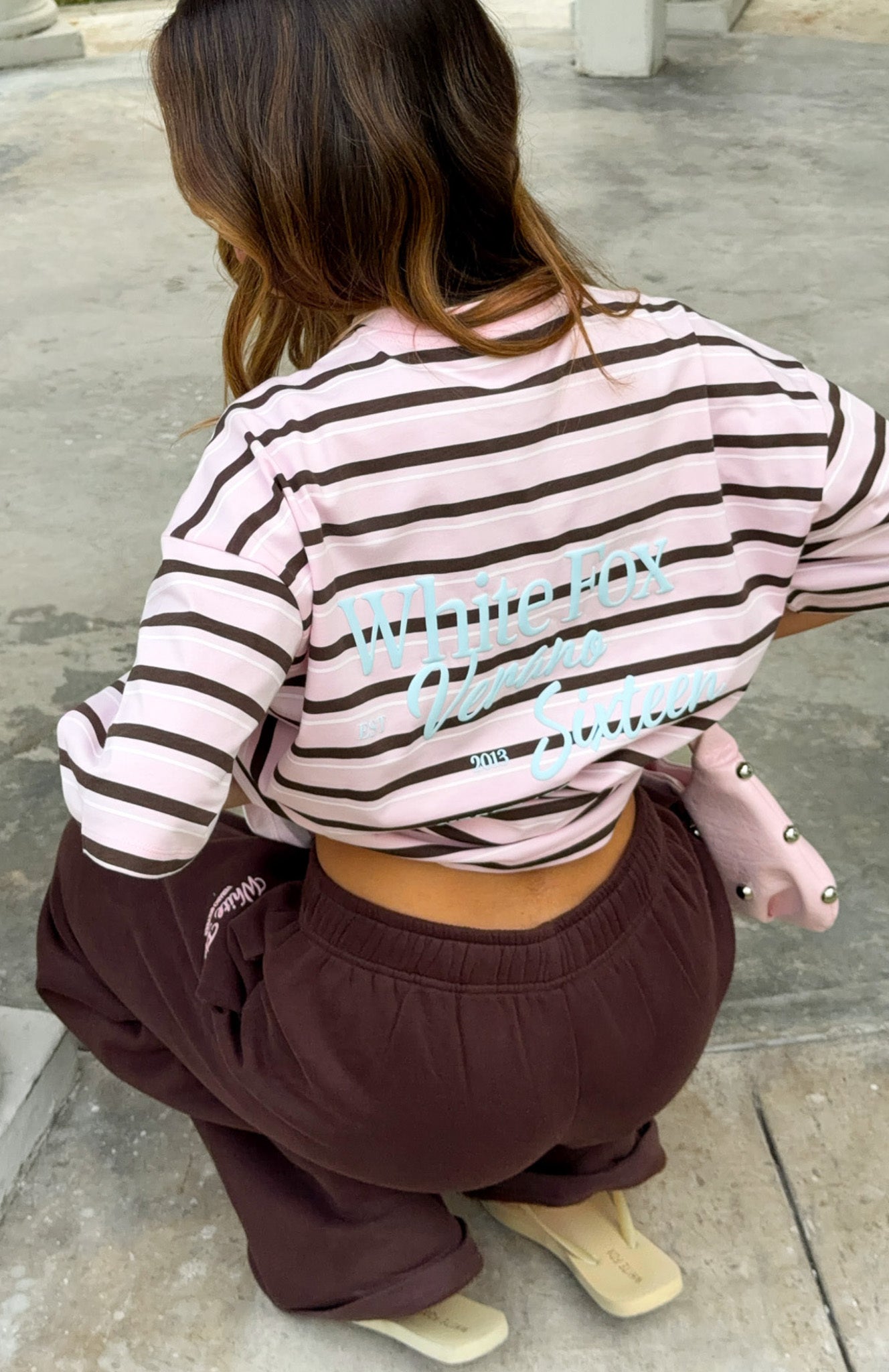 white-fox-verano-sixteen-viola-oversized-tee-pink-stripe-blue-verano-sixteen-lilia-wide-leg-sweatpants-chocolate-brown-13.3.2503-2
